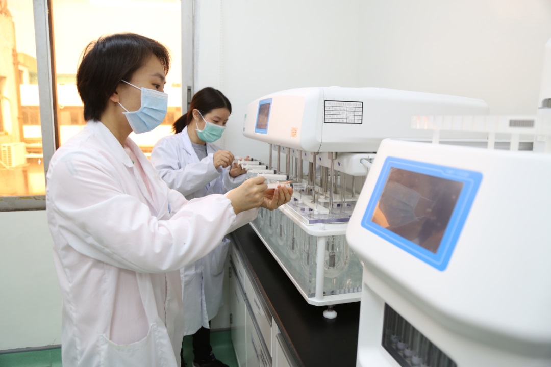 办公桌上的一瓶盐 ——可讲求也能够迁就的365电子游戏研发人董穗娟