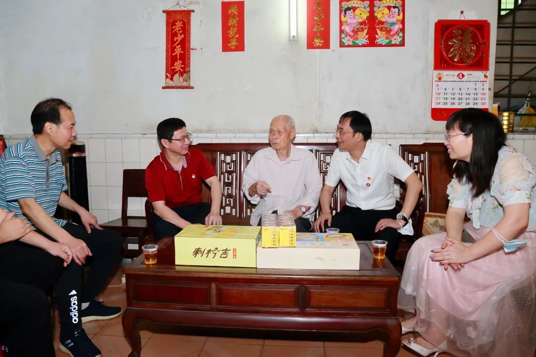 强国回复有我 传承劳模心灵——白云山365电子游戏公司辅导“五一”前夕走访慰问劳动圭表和基层一线员工