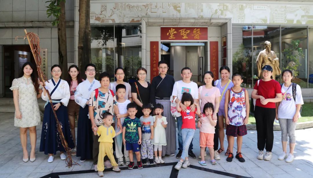 学千古名方 悟非遗传秤转—白云山365电子游戏公司组织发展主题非遗履历活动